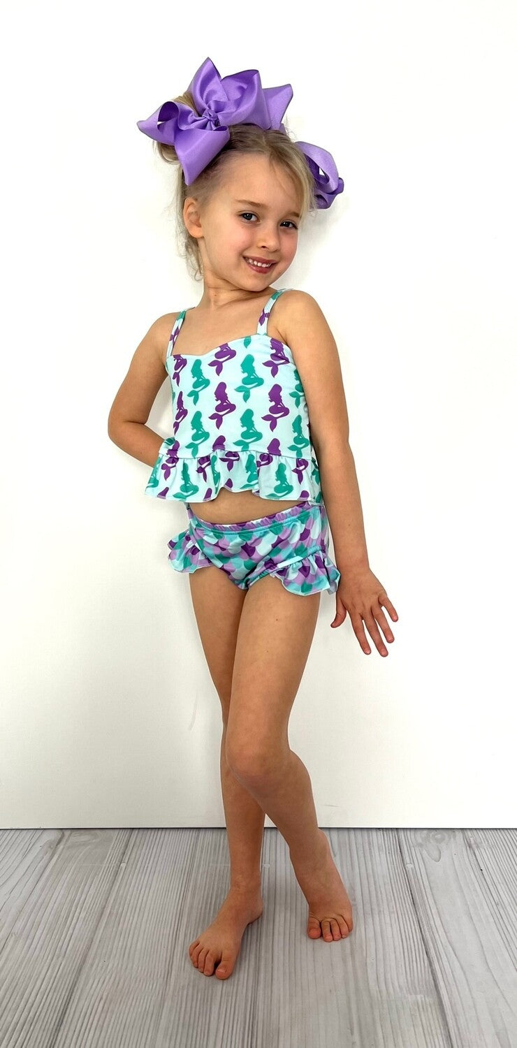 This Ocean Mermaid Girls 2-piece Swimsuit is a fin-tastic addition to any pool day! The adorable mermaid pattern and sweet ruffle at the leg will make any little mermaid look fabulous. Time to make a splash!