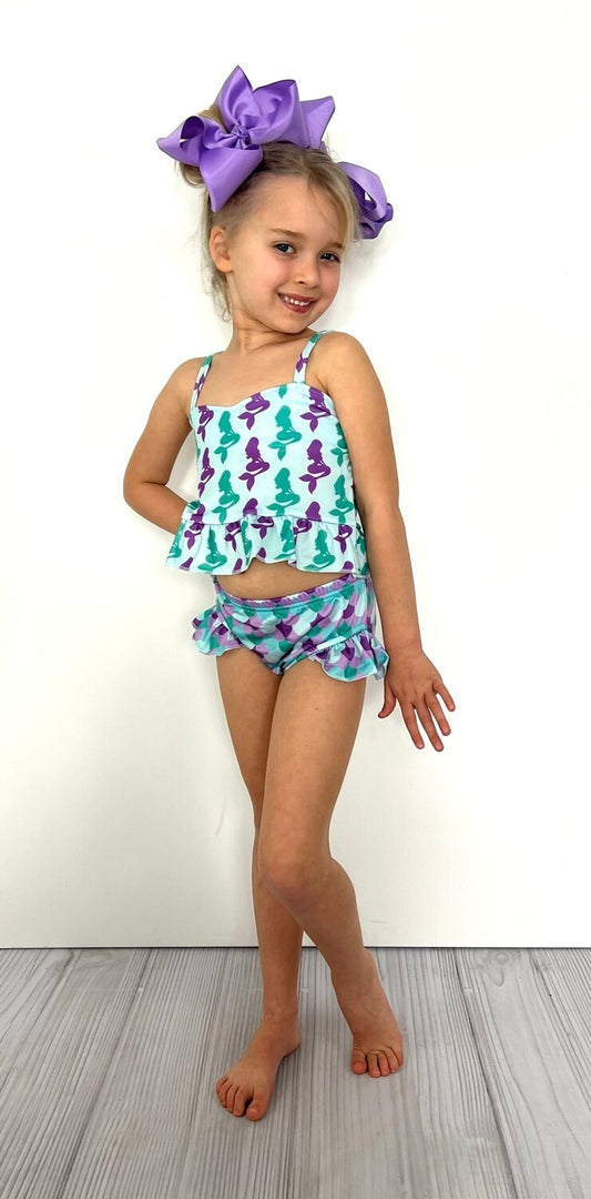 This Ocean Mermaid Girls 2-piece Swimsuit is a fin-tastic addition to any pool day! The adorable mermaid pattern and sweet ruffle at the leg will make any little mermaid look fabulous. Time to make a splash!