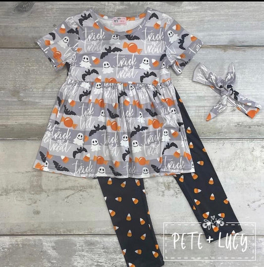 Happy haunting this Halloween season in this adorable trick but mostly treat pant set. The candy corn print pant is the perfect combination to the short sleeve top with its adorable ghost, bat and candy print.